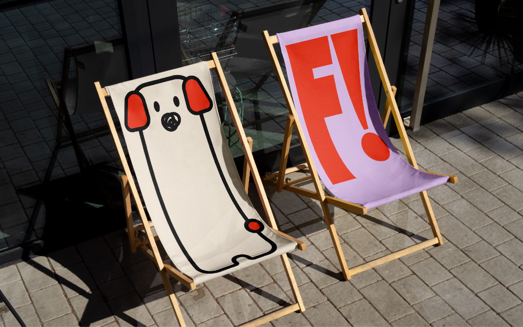 WAF 그래픽이 적용된 휴대폰 케이스와 드로우스트링 백